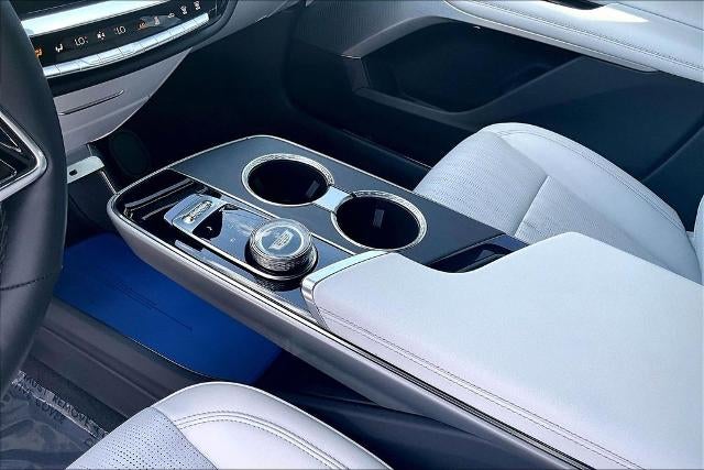 2024 Cadillac LYRIQ Luxury 2