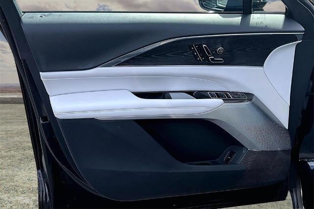 2024 Cadillac LYRIQ Luxury 2