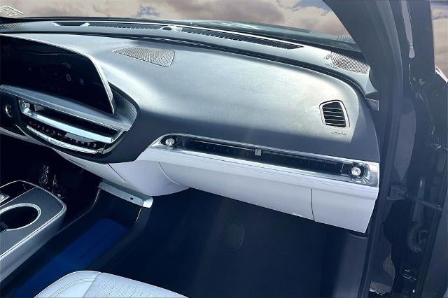 2024 Cadillac LYRIQ Luxury 2