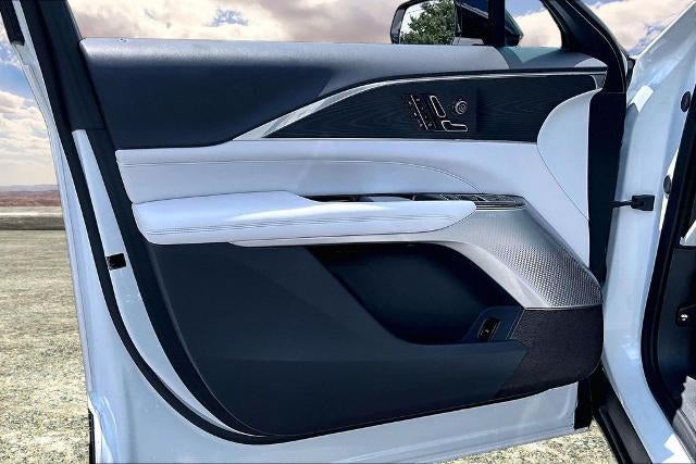 2024 Cadillac LYRIQ Luxury 2