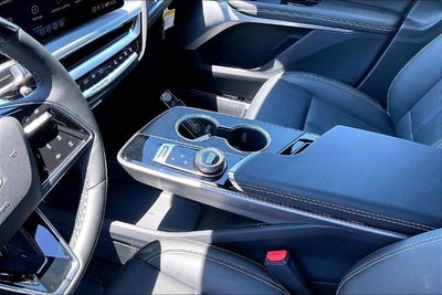 2025 Cadillac LYRIQ Luxury 3