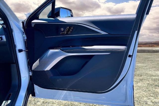 2025 Cadillac LYRIQ Luxury 3