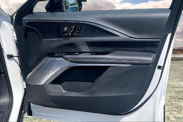 2025 Cadillac LYRIQ Luxury 3