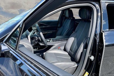 2025 Cadillac LYRIQ Luxury 3