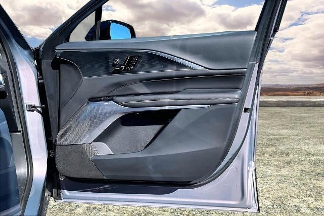 2025 Cadillac LYRIQ Luxury 3