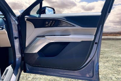 2025 Cadillac LYRIQ Luxury 3