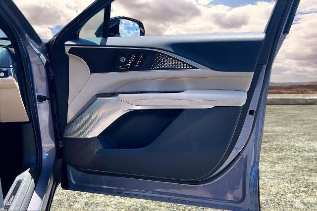 2025 Cadillac LYRIQ Luxury 3