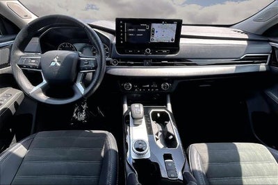 2025 Mitsubishi Outlander SE