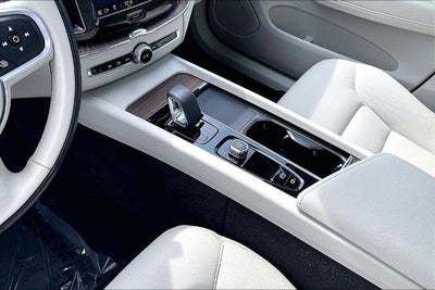 2022 Volvo XC60 Momentum